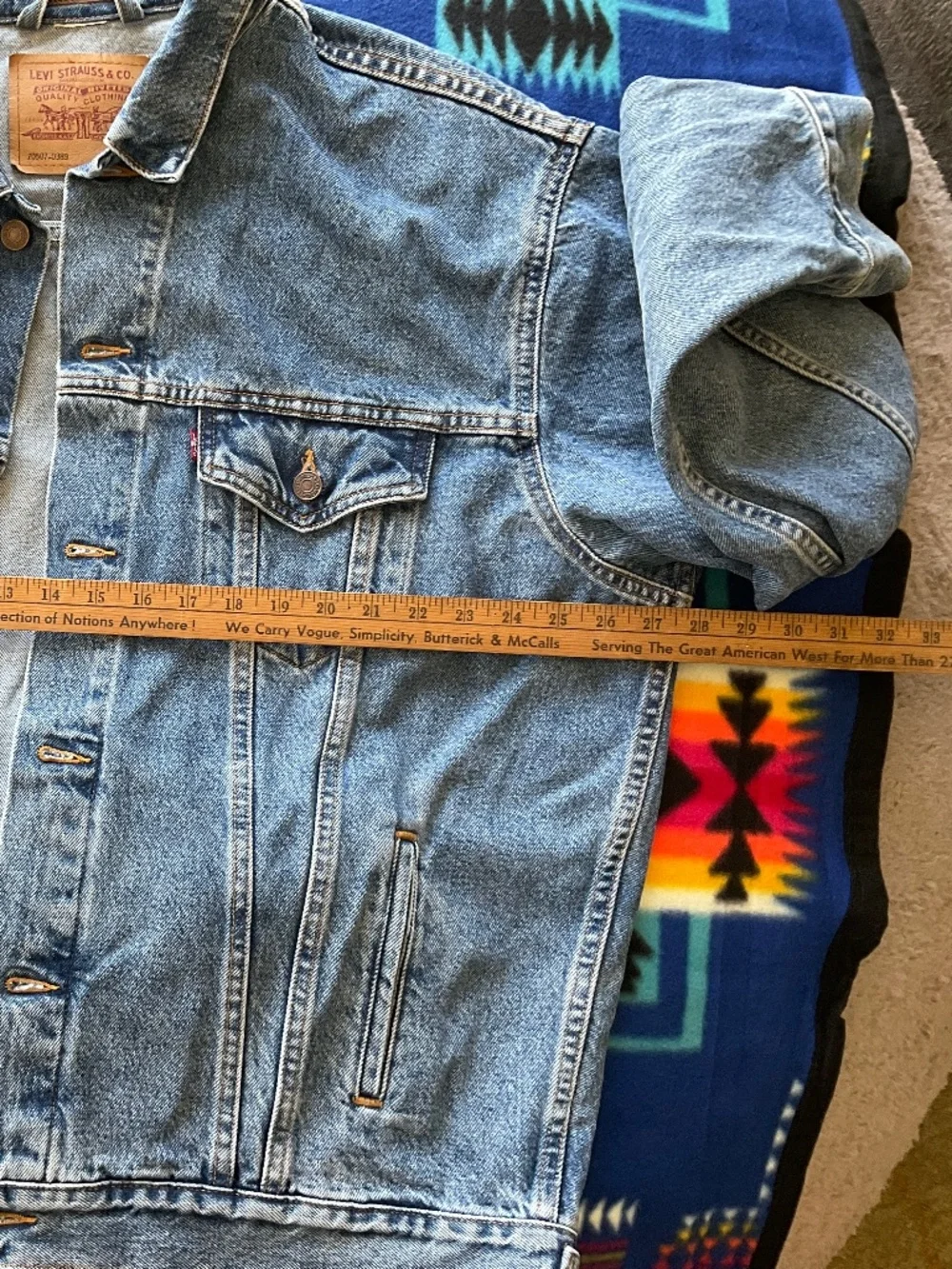 Vintage Levi’s light wash, denim trucker jacket, medium excellent condition - Picture 4 of 9